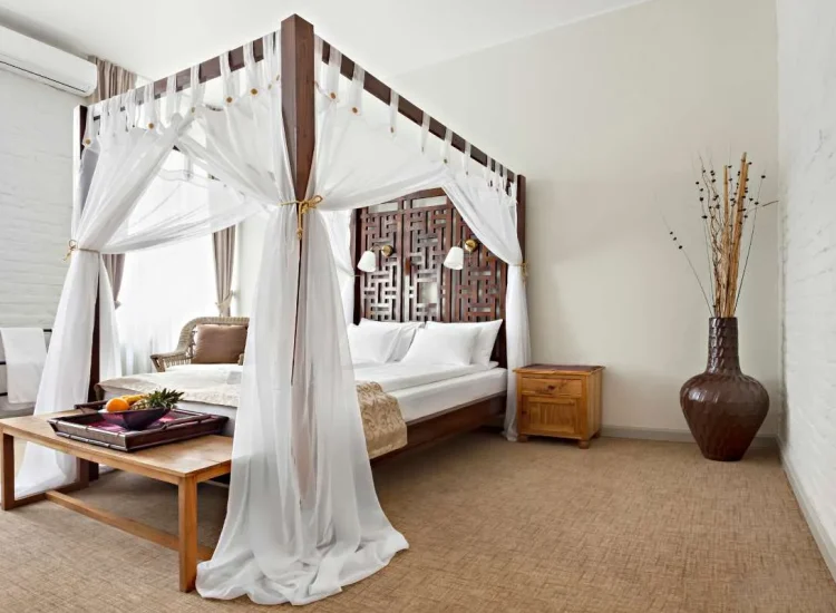 Le Lit à baldaquin artisanal : un design unique et raffiné pour un style élégant