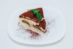 Éclats de cacao : Comment les utiliser pour enrichir et sublimer ses créations pâtissières